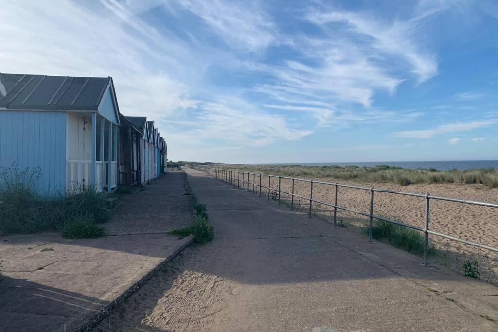 Shore Lodge. 4 Bed Bungalow Only Mtrs From The Beach. Sleeps 8 Sutton-on-Sea Kültér fotó