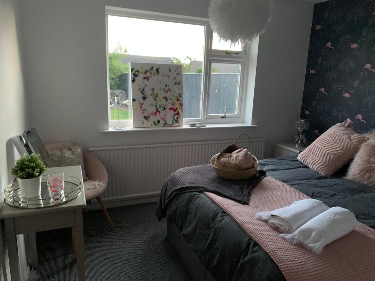 Shore Lodge. 4 Bed Bungalow Only Mtrs From The Beach. Sleeps 8 Sutton-on-Sea Kültér fotó